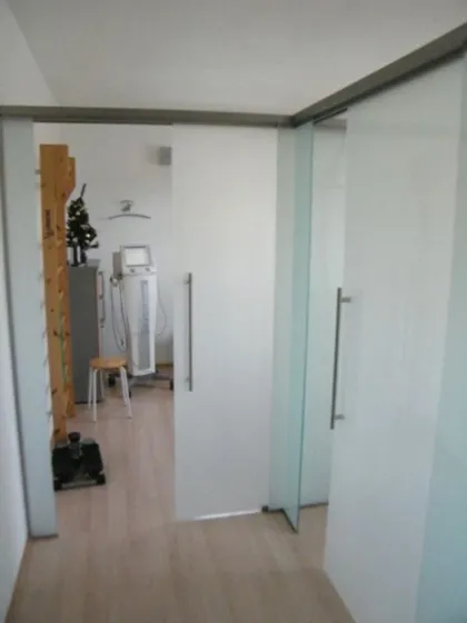 Kabinentrennwände aus VSG Sicherheitsglas mit innenliegender Folie
