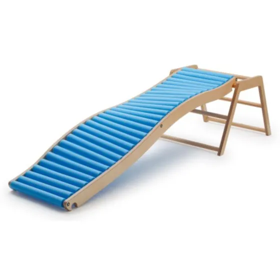 Wellenrutsche in Sprosenwand einhängbar ( Abb. mit Trapezböckchen sep. erhältlich)