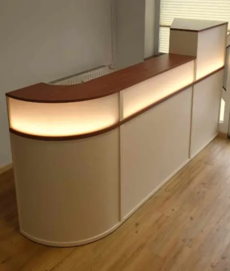 Empfangstheke in Holzoptik 