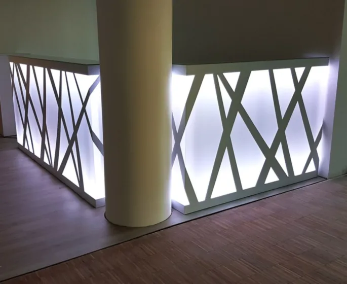 Empfangstheke - Thekenfront verkleidet komplett mit Plexiglas und RGB-LED-Licht hinterleuchtet