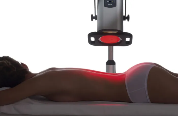 Lumina – therapeutische IR-Lampe auf fahrbarem Stativ
