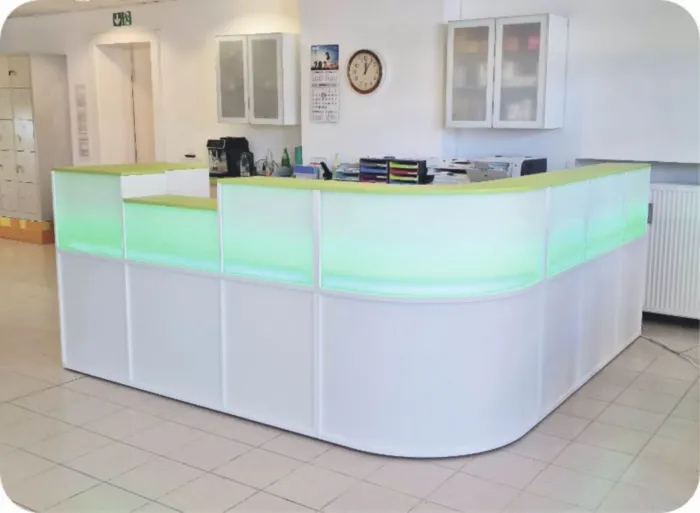 Empfangstheke in Weiß mit integriertem Lichtsystem