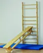 Sprossenwand mit eingehängter Gymnastikbank