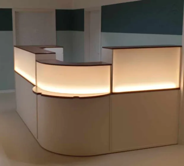 Moderne Empfangstheke – stilvoll & funktional