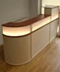 Empfangstheke in Holzoptik 