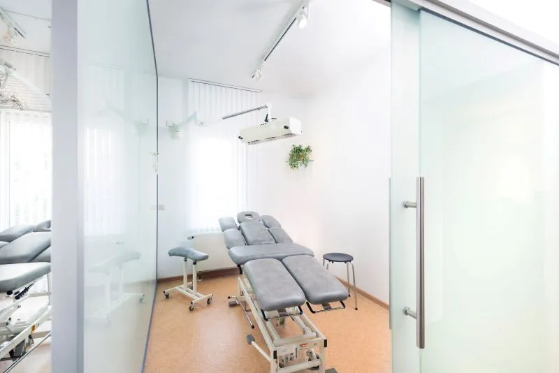 Kabinentrennwand Praxis ESG Glas