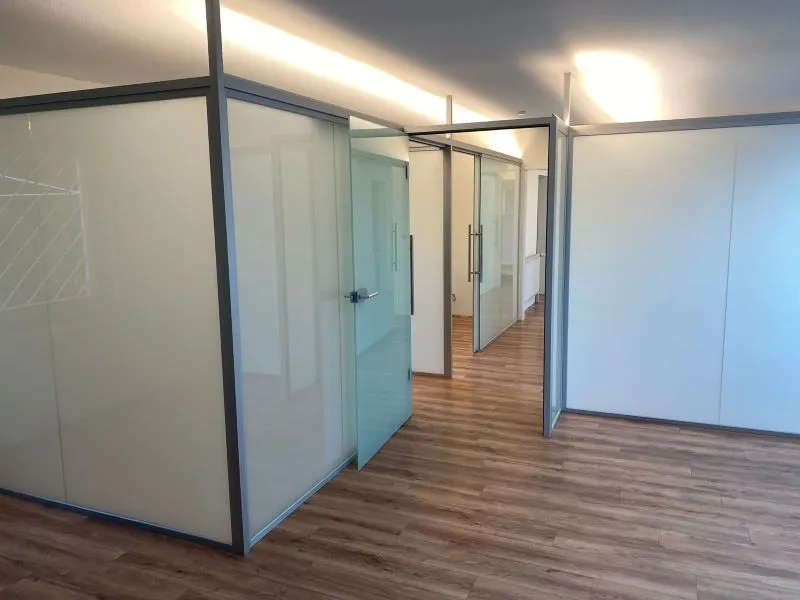 Kabinentrennwand Praxis Physiotheraoie mit LED